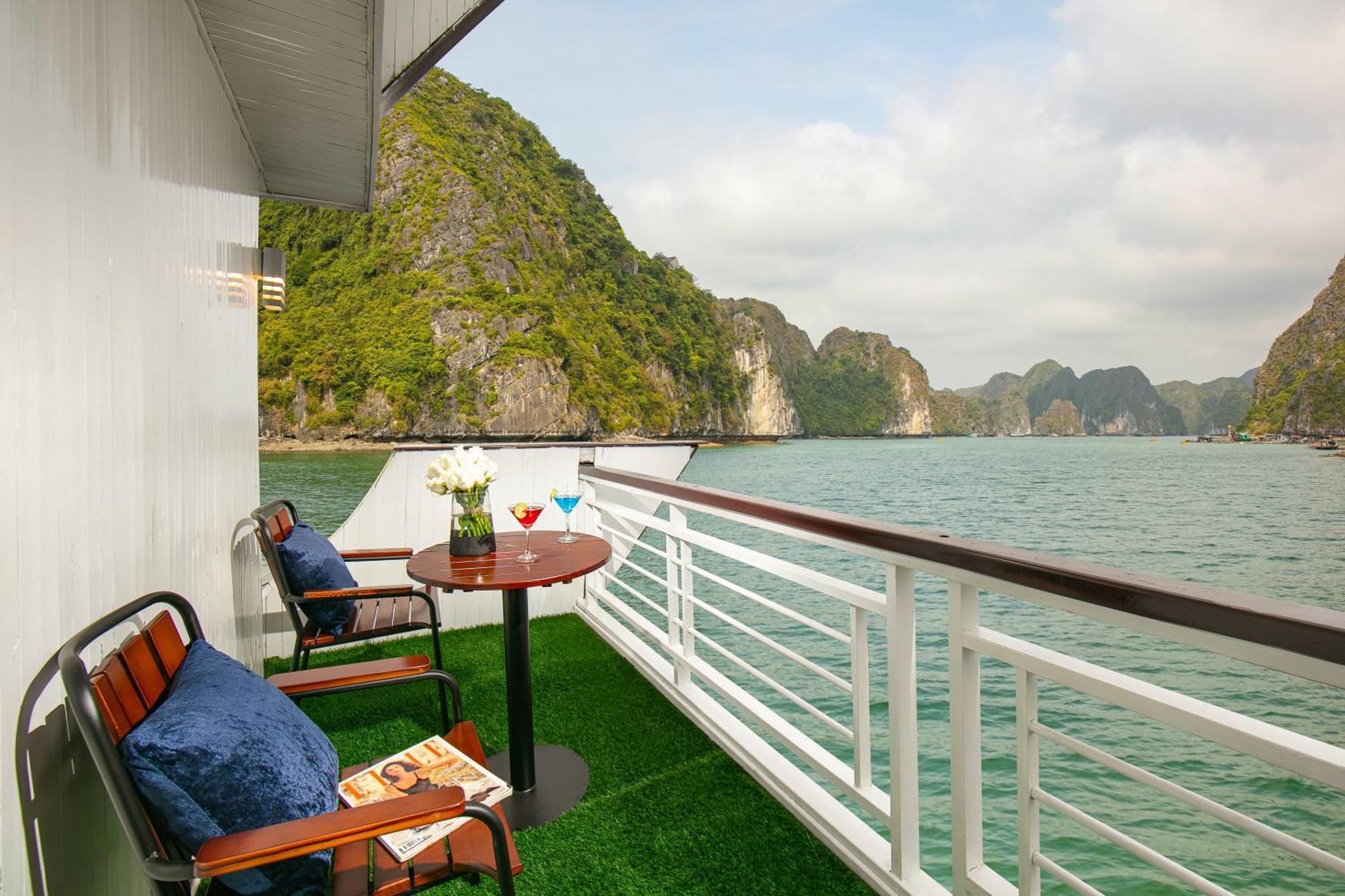 Halong Fantasea Cruise Hotel Ha Long Exterior photo