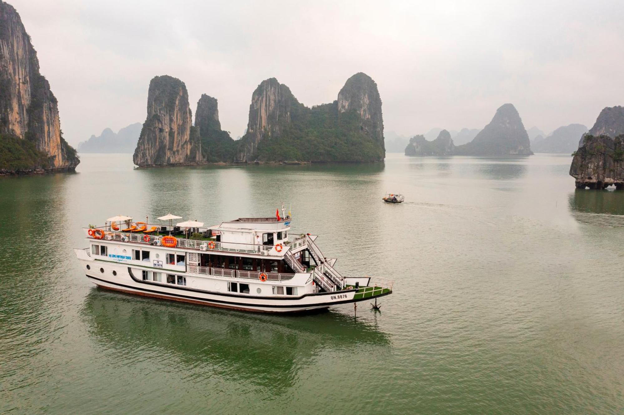 Halong Fantasea Cruise Hotel Ha Long Exterior photo