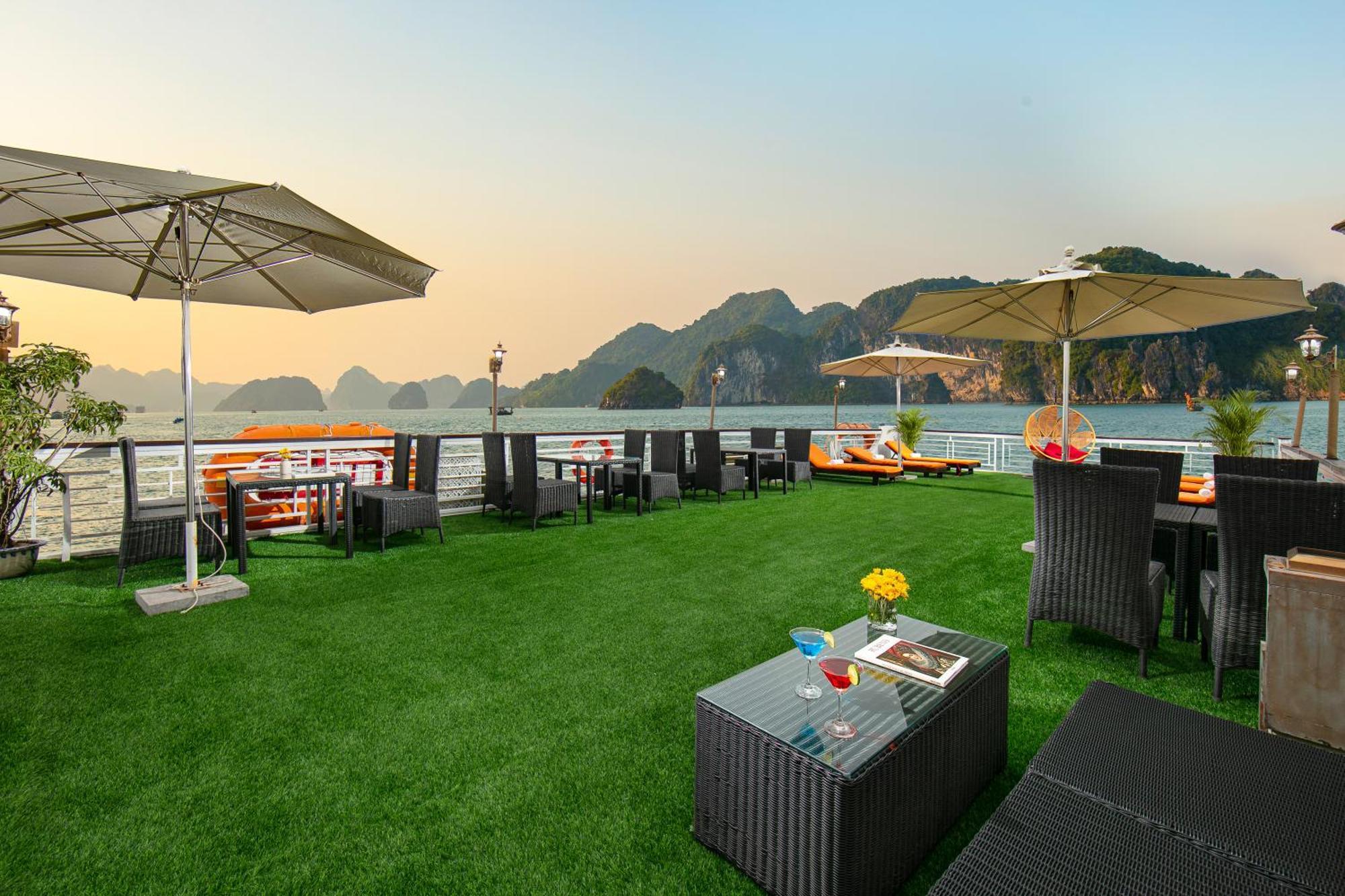 Halong Fantasea Cruise Hotel Ha Long Exterior photo